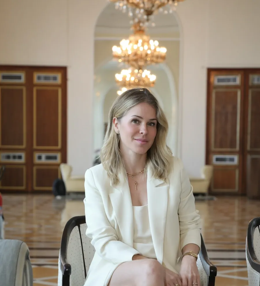 Dra. Camila Moulin sentada